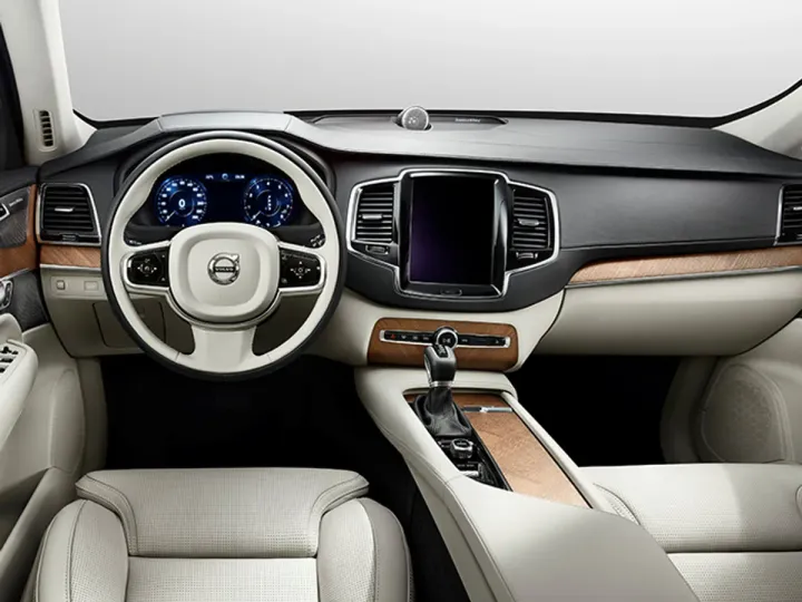 Volvo полностью рассекретила интерьер нового XC90