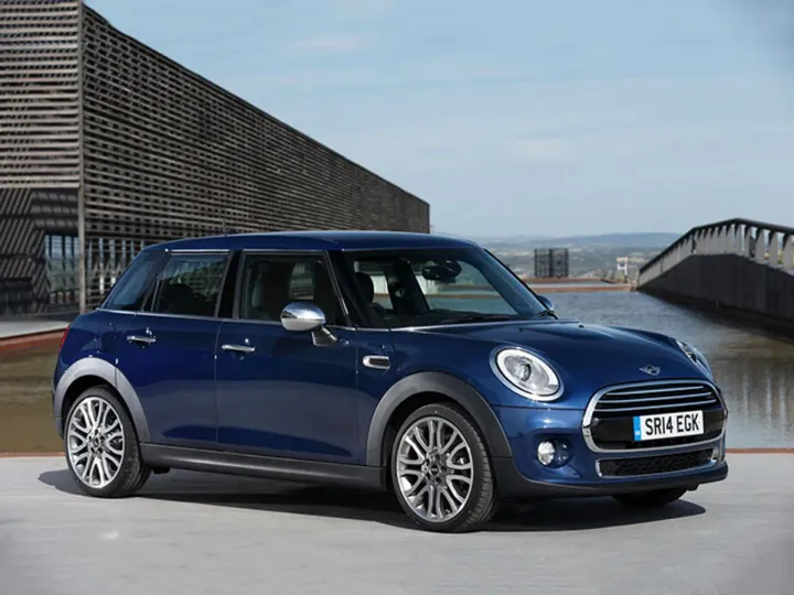 Хэтчбек MINI: плюс две двери и практичность
