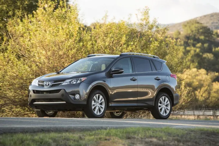 Новая Toyota RAV4: меньше миллиона рублей