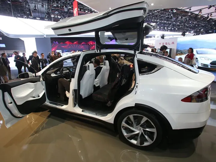 Tesla ставит на седан