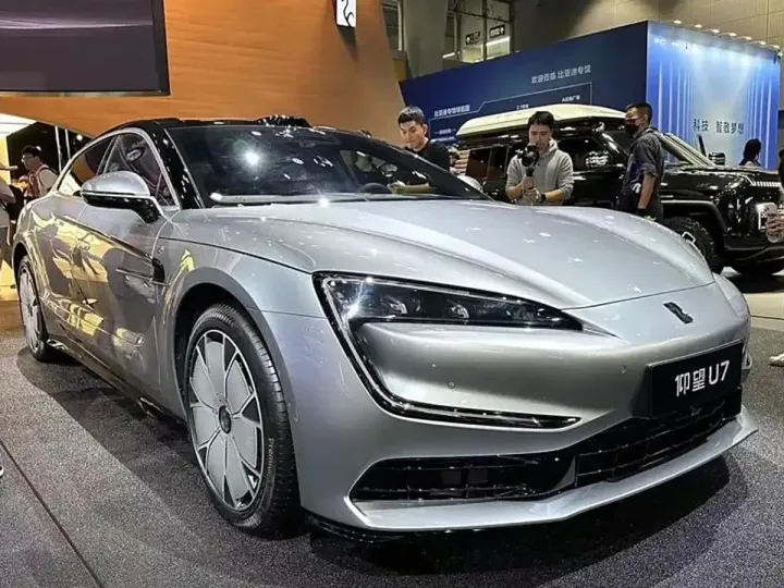 BYD начал продажи седана Yangwang с 1300 сил. Авто сняли на фото