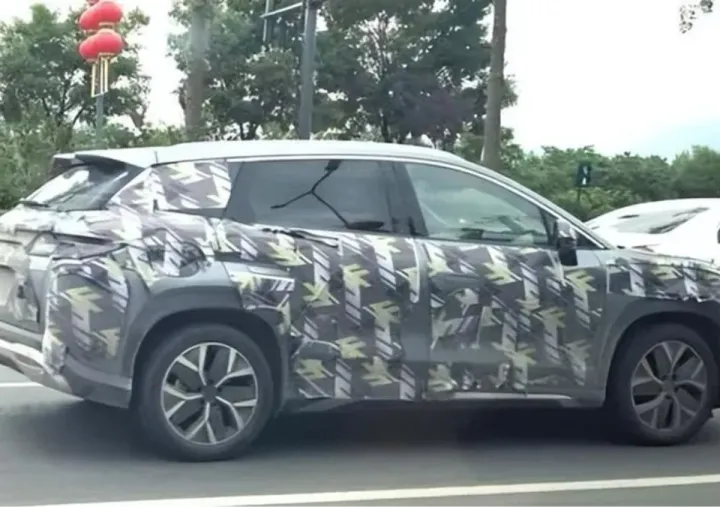BYD впервые показал конкурента Li Auto L9 c 966 л.с. Авто сняли на фото