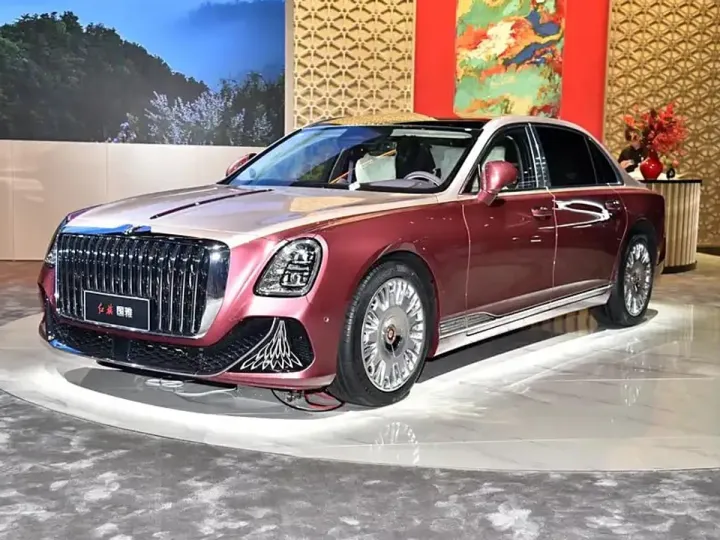 Hongqi впечатлила ценами большого седана Guoya. Авто сняли на фото