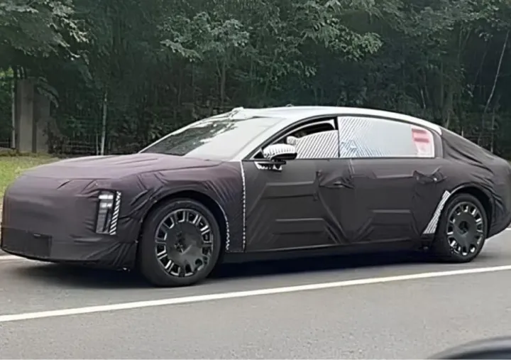 Huawei и JAC готовят роскошный седан Maextro S800. Аналог Maybach сняли на фото