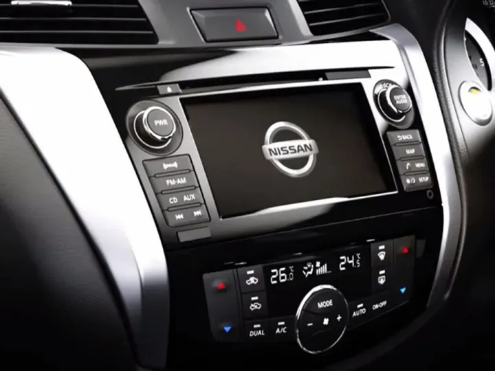 Nissan показал интерьер нового Navara