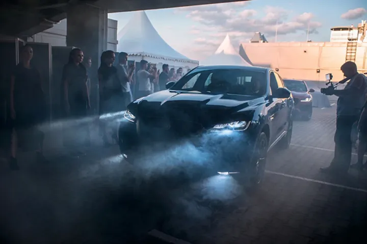 АВИЛОН презентовал новый Jaguar F-PACE на крыше дилерского центра
