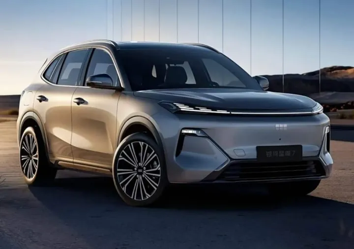 Представлен Geely Galaxy Starship 7 с запасом хода 1430 км. Авто сняли на фото
