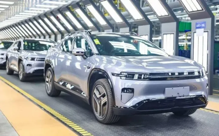 Рассекречены цены на автомобиль-трансформер Changan Nevo. Машину сняли на фото