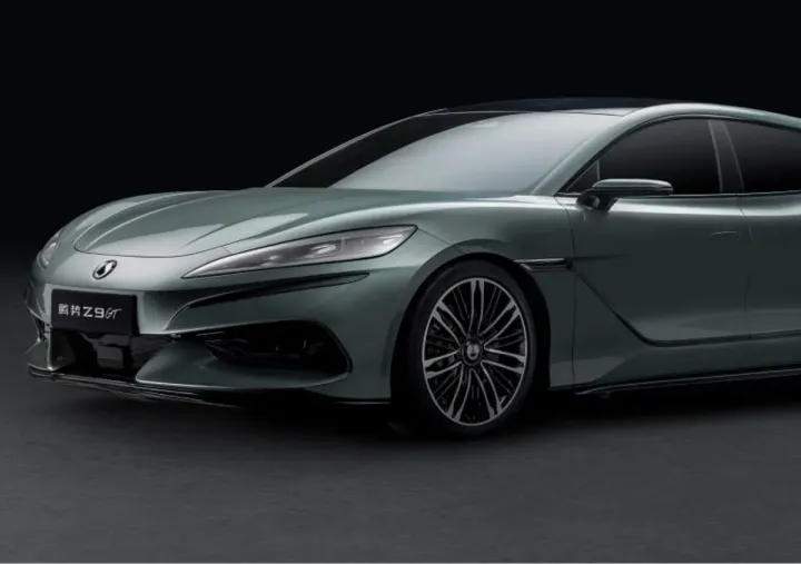 В КНР стартовали продажи люксовых автомобилей Denza 9 GT с холодильником