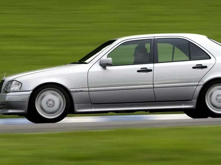 Владелец 30-летнего Mercedes решил рассказать о плюсах немецкой «классики»