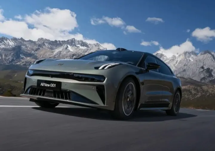 Zeekr выпустит гибридную версию электромобиля Zeekr 001. Авто сняли на фото