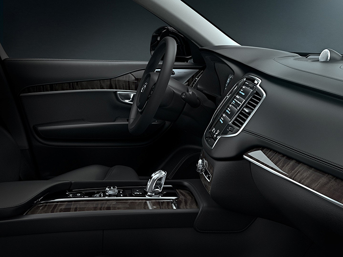 Volvo полностью рассекретила интерьер нового XC90