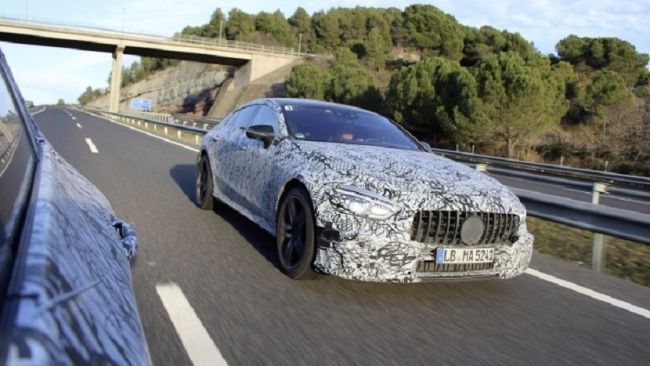 Mercedes-Benz привезет в Женеву четырехдверное купе AMG GT