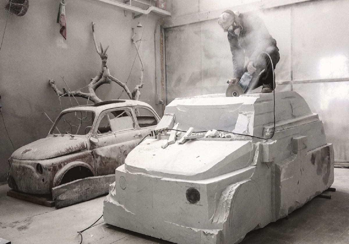 Итальянец задумал высечь Fiat-500 из 15-тонного куска мрамора