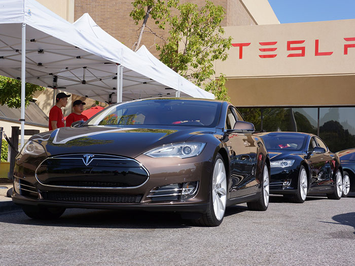 Электромобили Tesla поедут без водителя