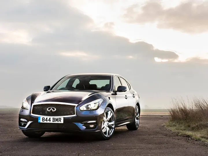Infiniti Q70 подешевел в России после обновления