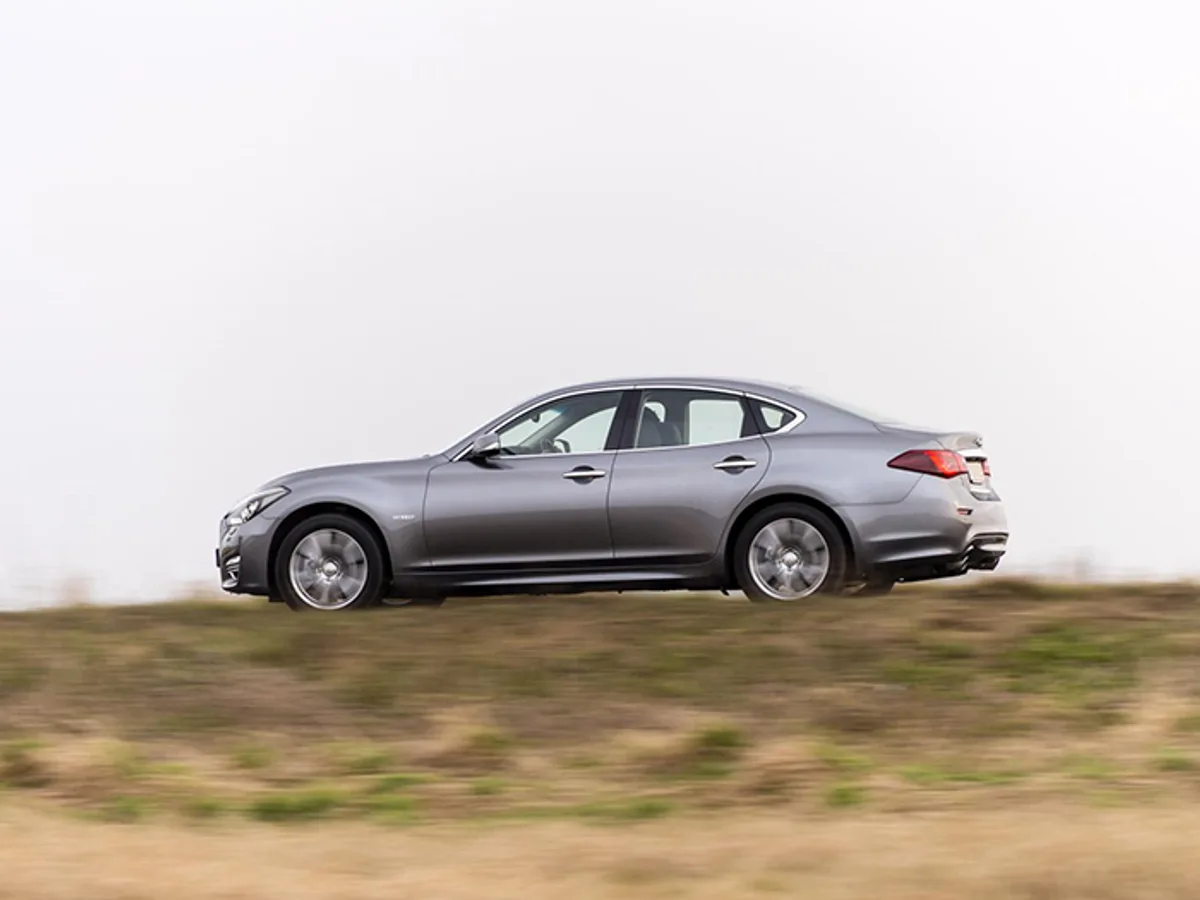 Infiniti Q70 подешевел в России после обновления