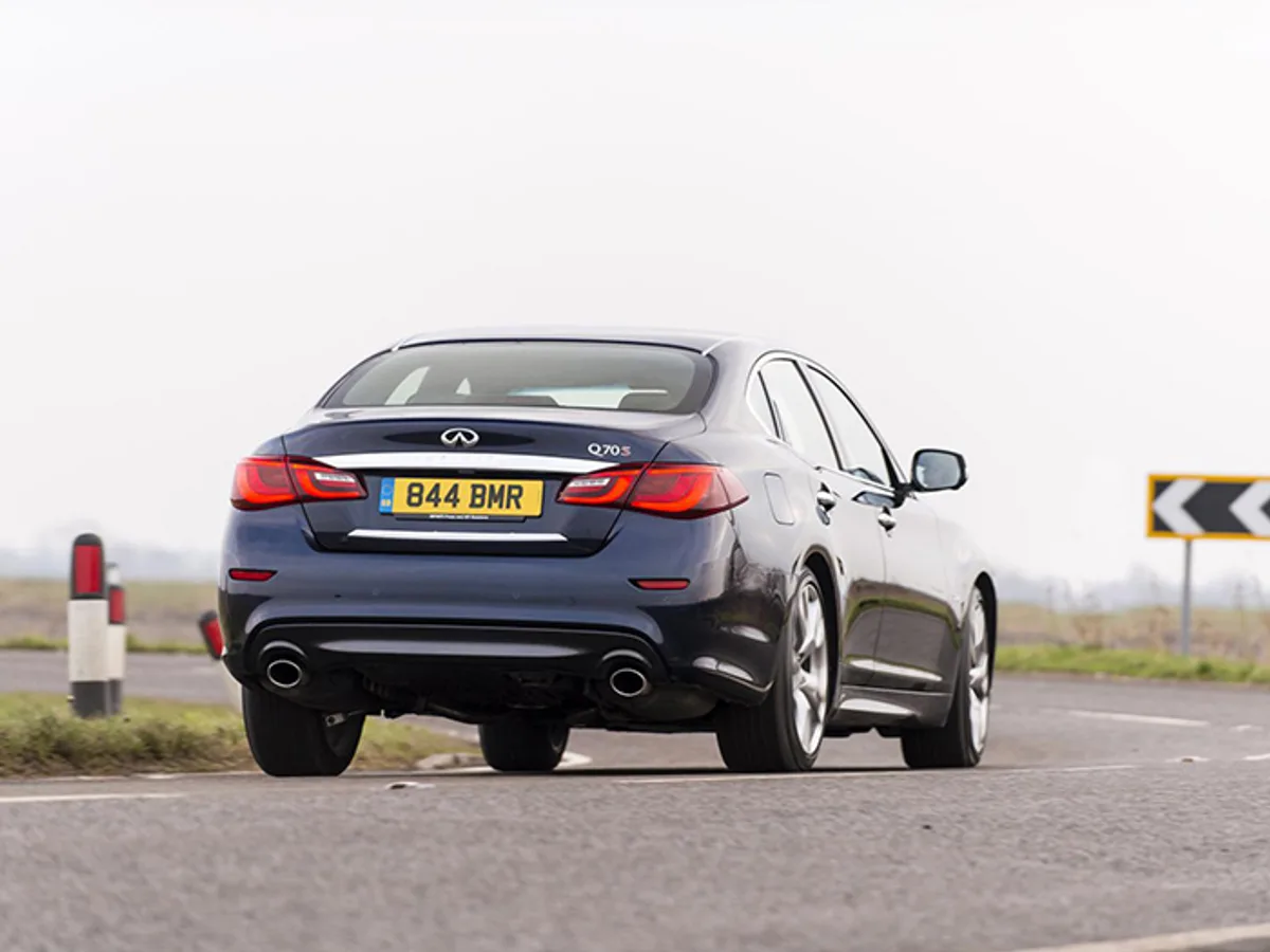 Infiniti Q70 подешевел в России после обновления