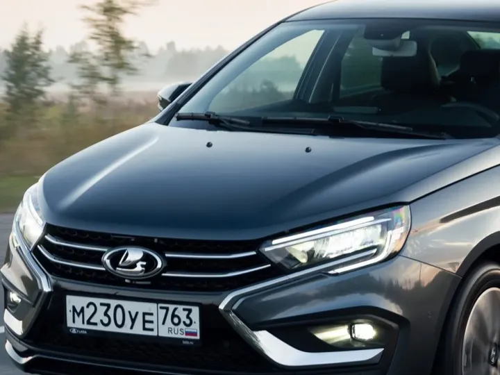 Автостат: в России рухнули продажи Lada Vesta