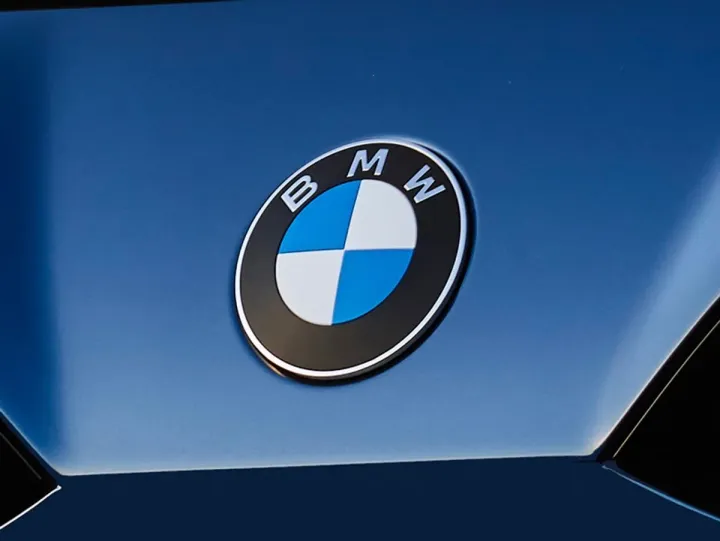 BMW i7 от Larte Design с розовыми акцентами сняли на фото