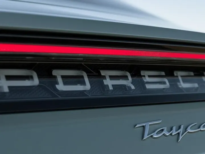Mash: идет поиск решения проблемы с блокировкой Porsche в РФ