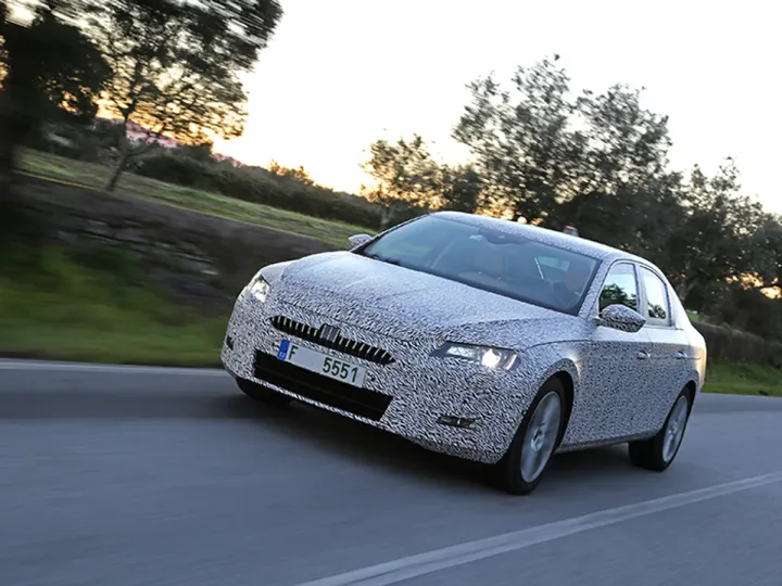 Новая Skoda Superb: первые официальные фото