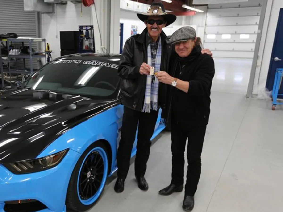Richard Petty and Brian Johnson.jpg Ford Mustang GT превратили в 627-сильный фастбэк