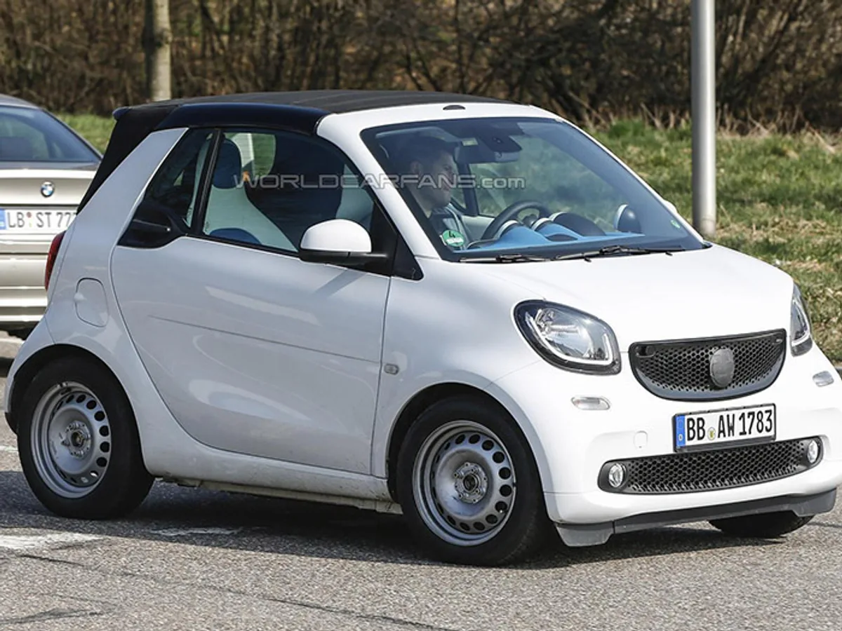 Кабриолет smart fortwo: первые фото без камуфляжа