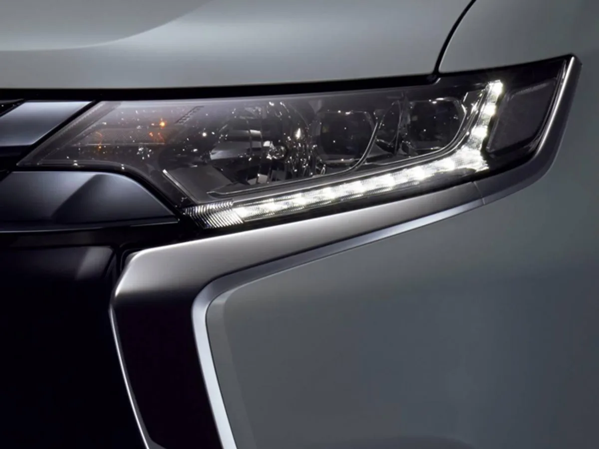 Mitsubishi-Outlander-PHEV-0218062015.jpg Mitsubishi представила обновленный Outlander PHEV
