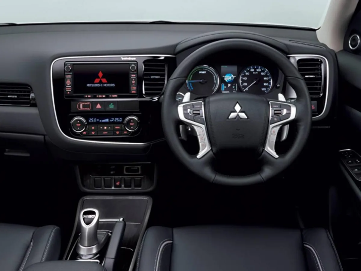 Mitsubishi-Outlander-PHEV-0418062015.jpg Mitsubishi представила обновленный Outlander PHEV