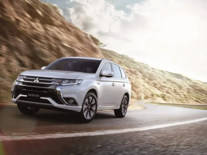Mitsubishi представила обновленный Outlander PHEV