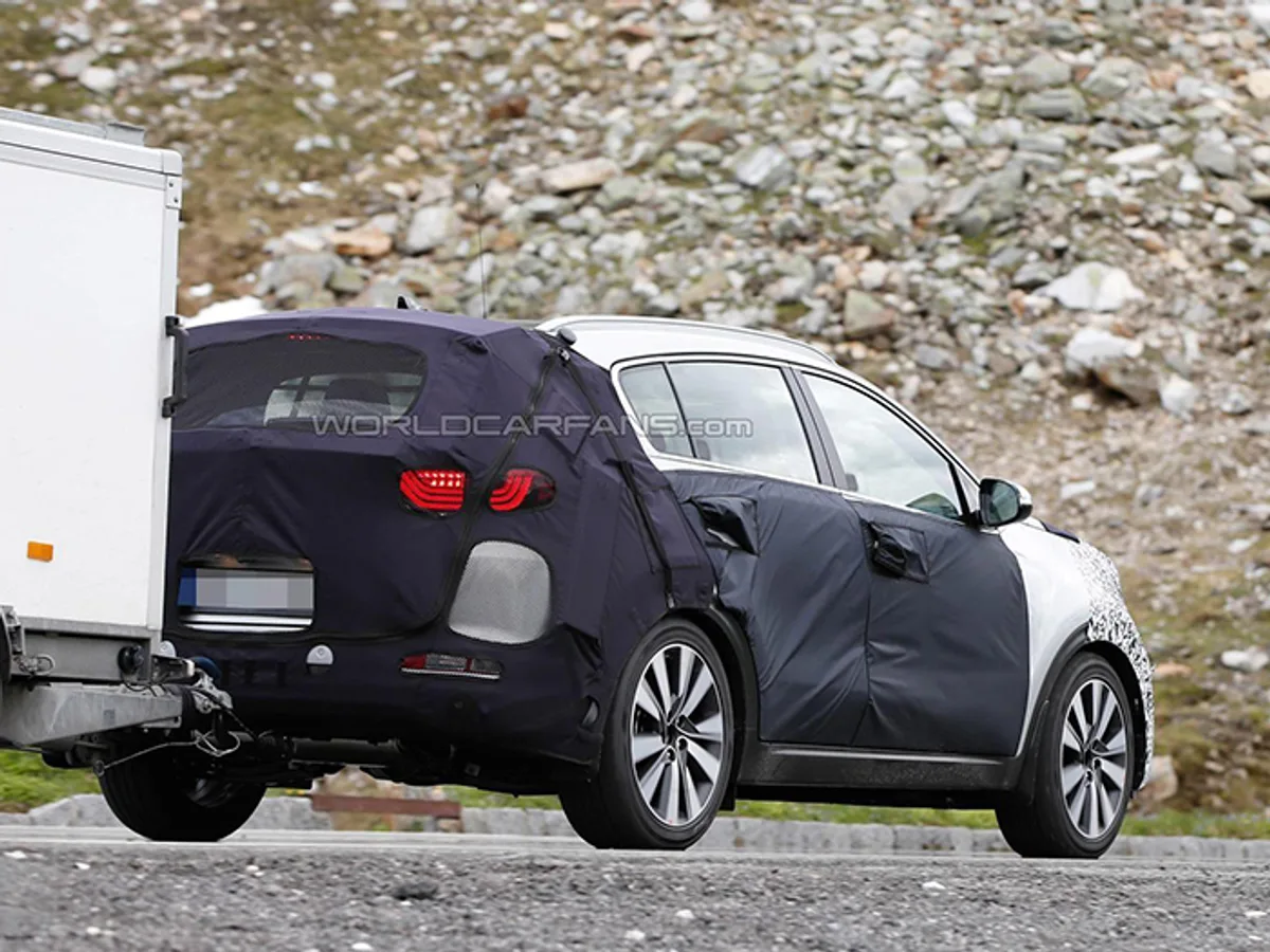 kiainterior02.jpg Шпионы засняли интерьер нового Kia Sportage