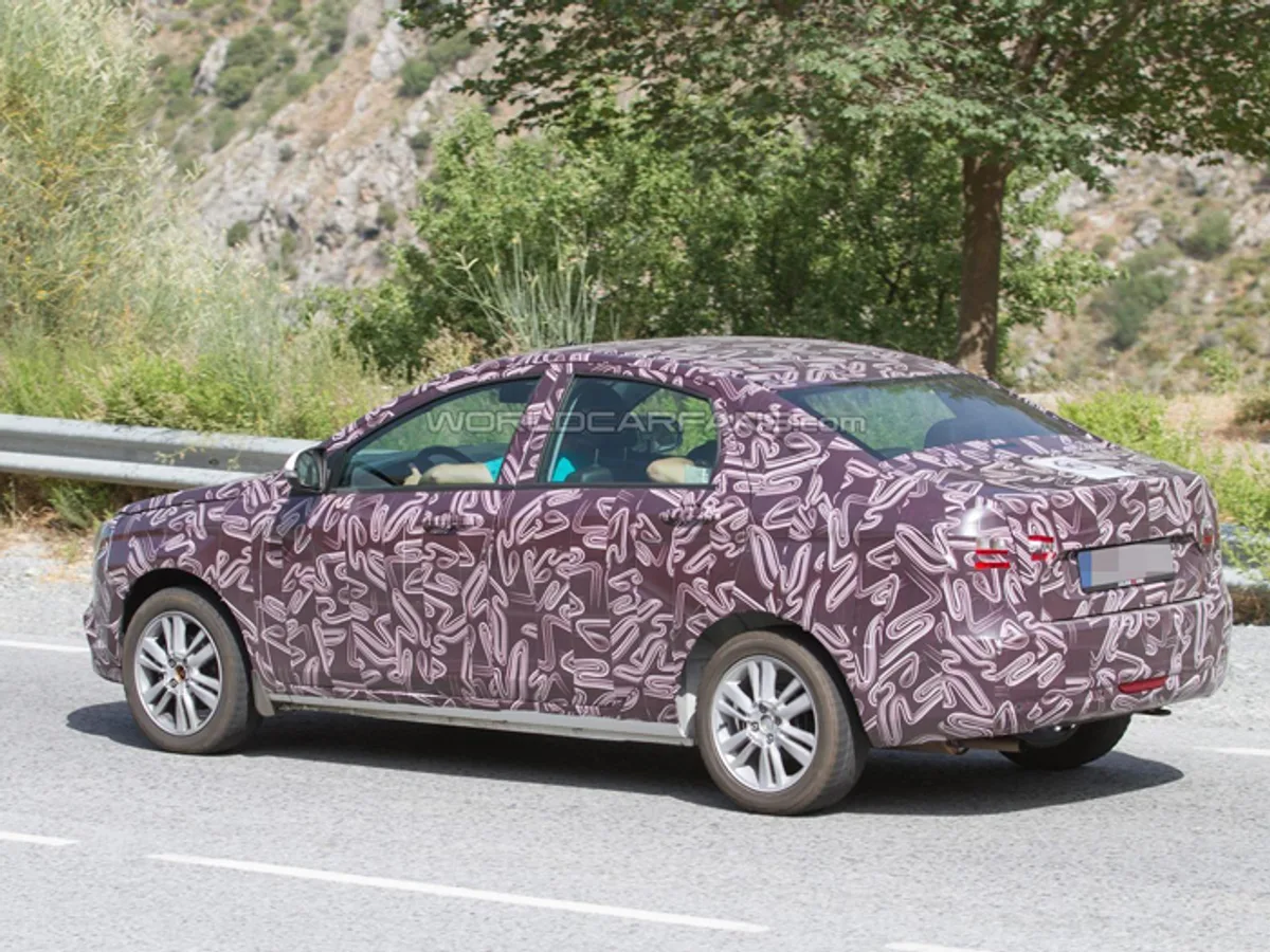 Lada-Vesta-0209072015.jpg Lada Vesta и XRAY вновь замечены на тестах в Испании