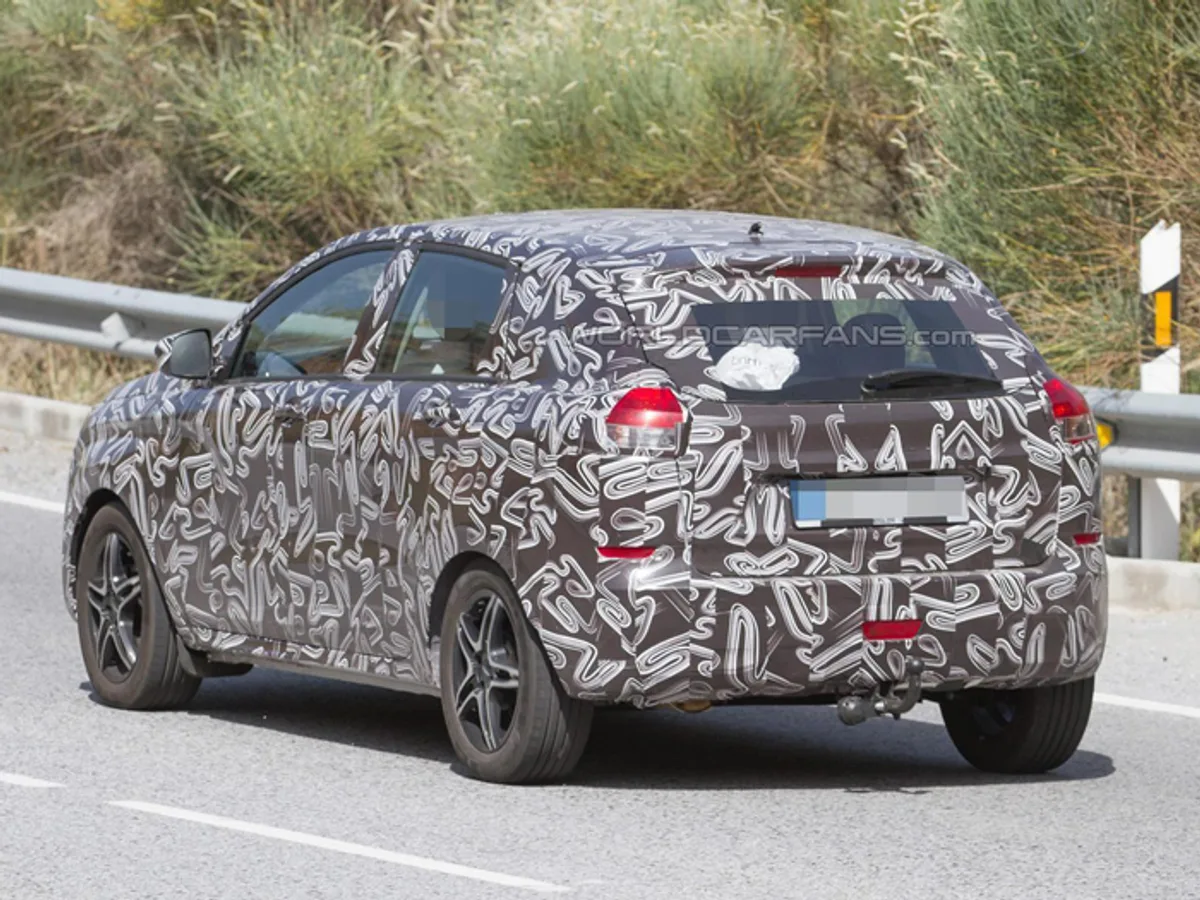Lada-XRAY-0209072015.jpg Lada Vesta и XRAY вновь замечены на тестах в Испании