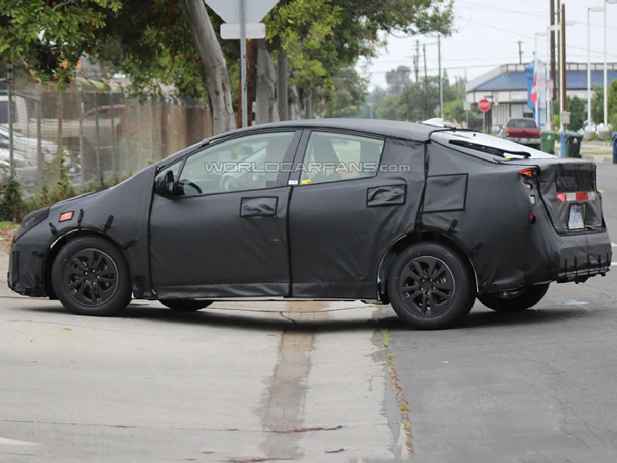 Toyota-Prius-0323072015.jpg Новая Toyota Prius сможет проехать на электротяге до 70 км