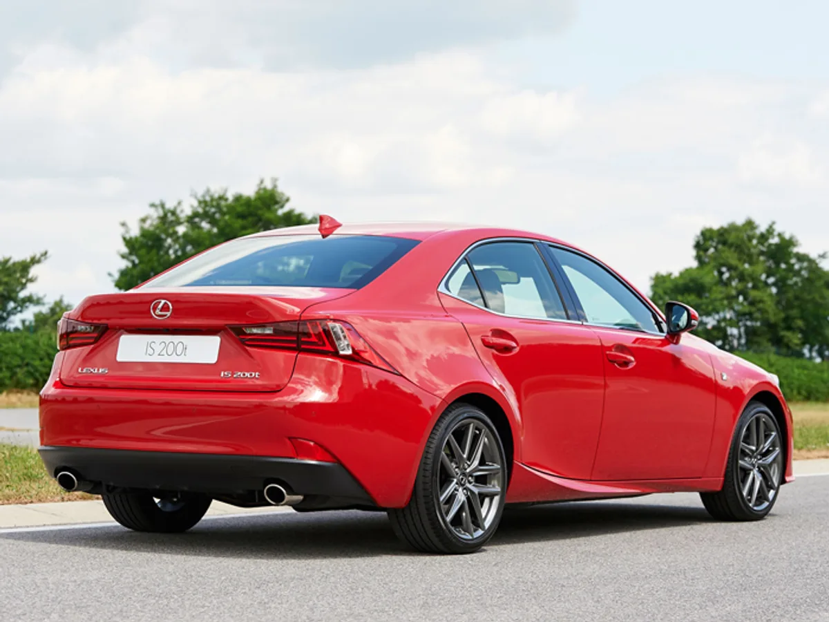 2016-lexus-is-200t-rear-three-quarter.jpg Lexus меняет гамму двигателей для модели IS