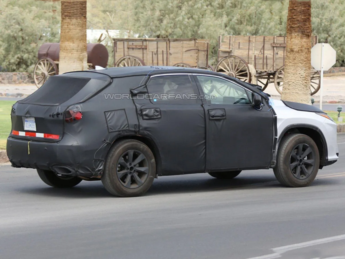 Lexus-RX-0228082015.jpg Lexus продолжает испытания семиместной версии RX
