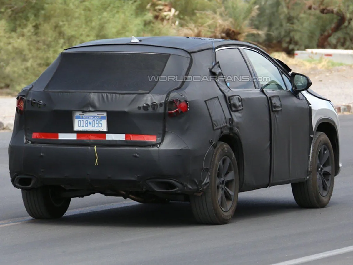 Lexus-RX-0428082015.jpg Lexus продолжает испытания семиместной версии RX