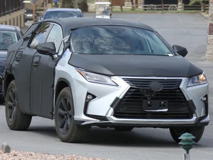 Lexus продолжает испытания семиместной версии RX
