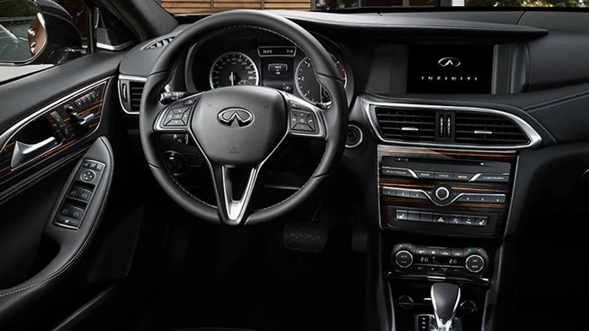 Infiniti показала интерьер хэтчбека Q30
