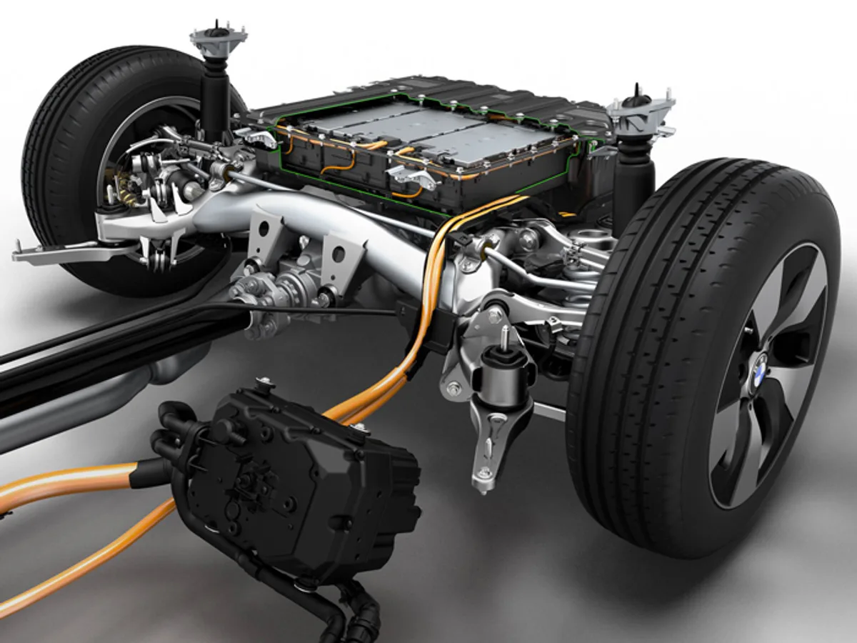 BMW-330E-Plug-In Hybrid-1003092015.jpg BMW готовит гибридную версию седана 3-й серии