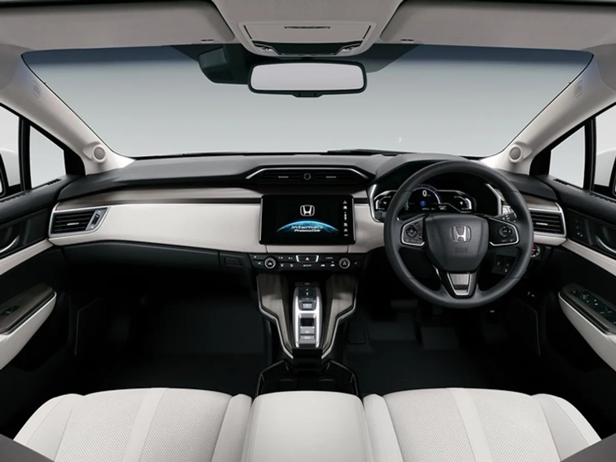 Honda начала продажи водородного седана Clarity