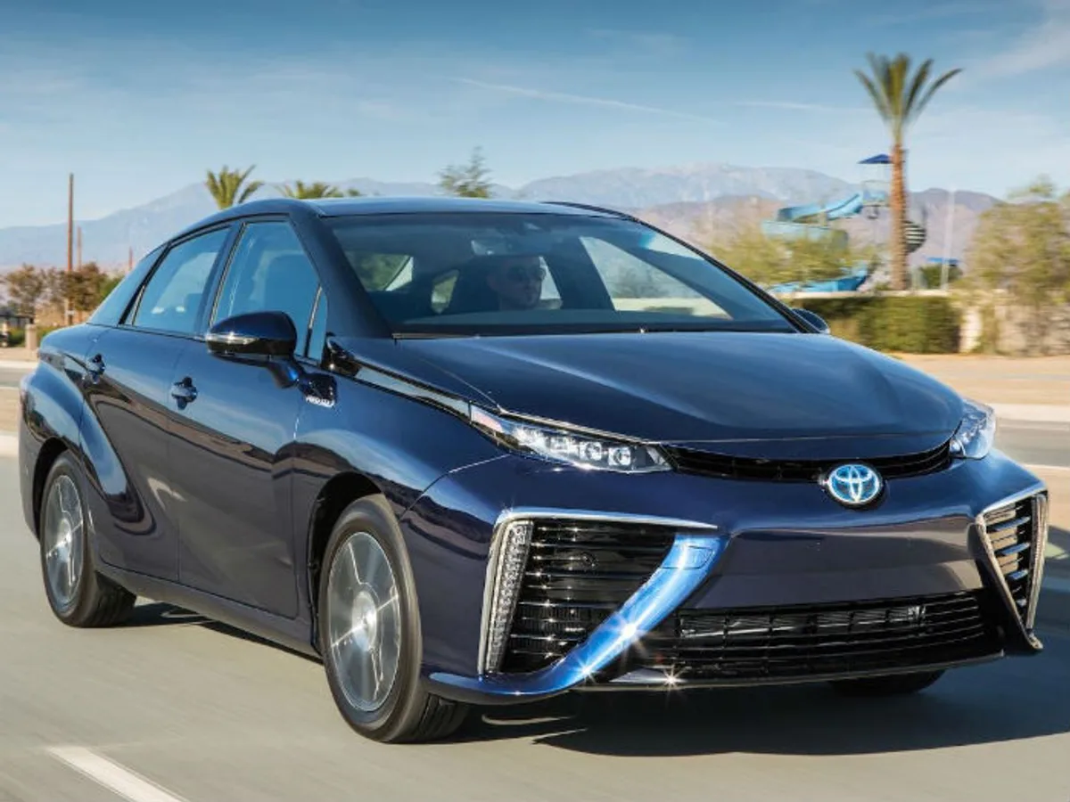 Toyota запустила в серийное производство водородный седан Mirai