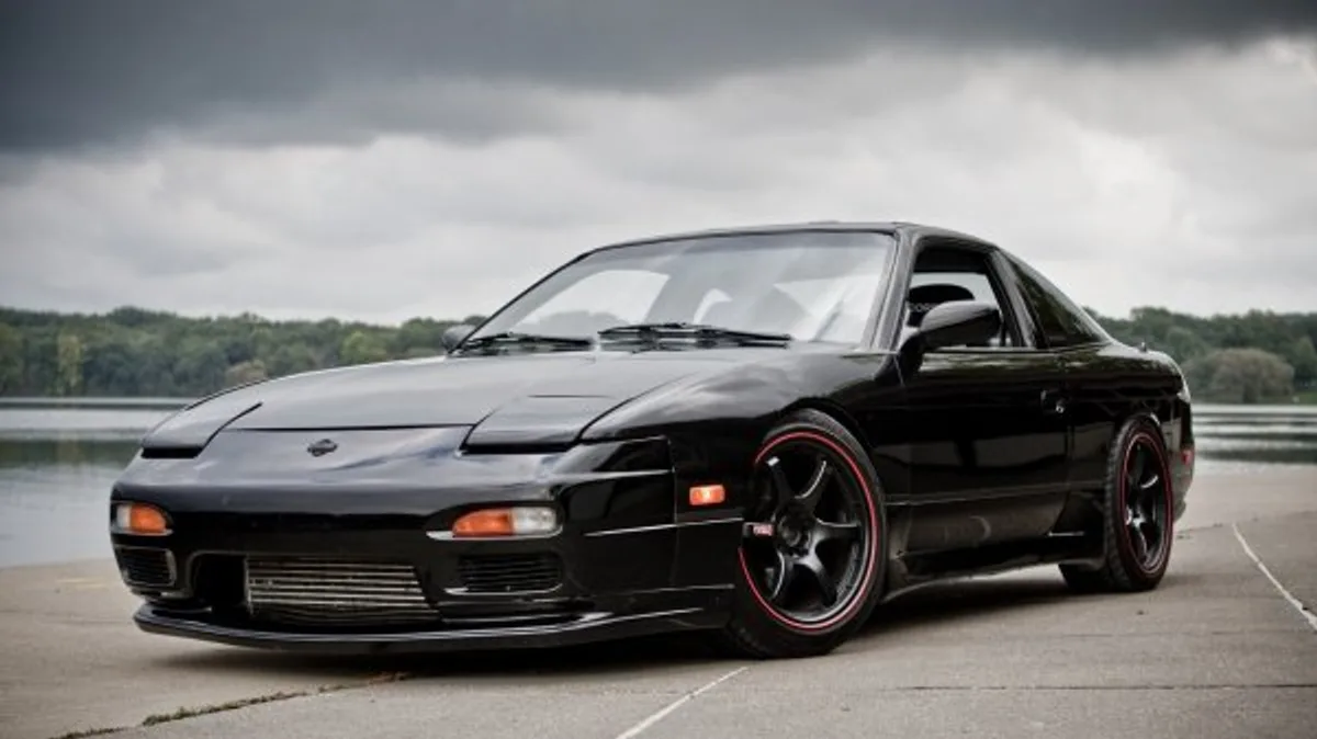Американец выставил на продажу Nissan 240SX, хранившийся в гостинной