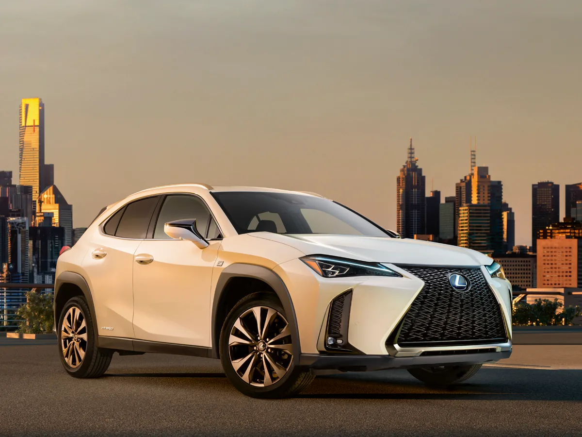 Lexus официально показал новый кроссовер UX