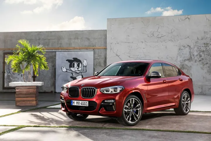 BMW объявила российские цены на новый кроссовер X4