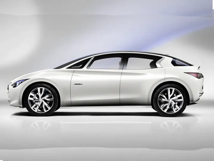Infiniti Q30: один за двоих