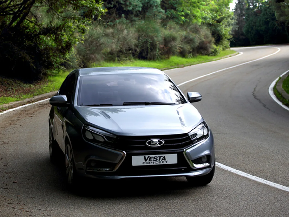 Названы предварительные цены на Lada Vesta и XRAY