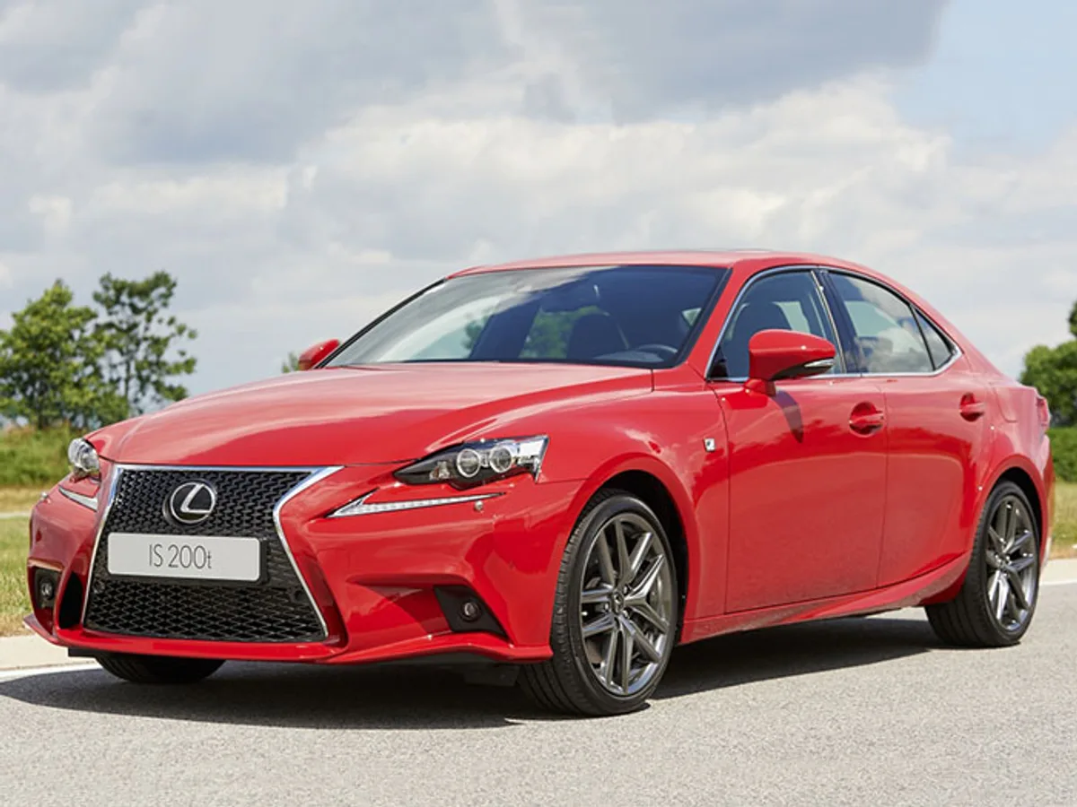 Lexus объявил российские цены на седан IS с турбодвигателем