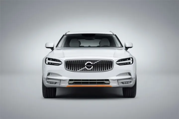 Volvo объявила рублевые цены на спецверсию универсала V90 Cross Country